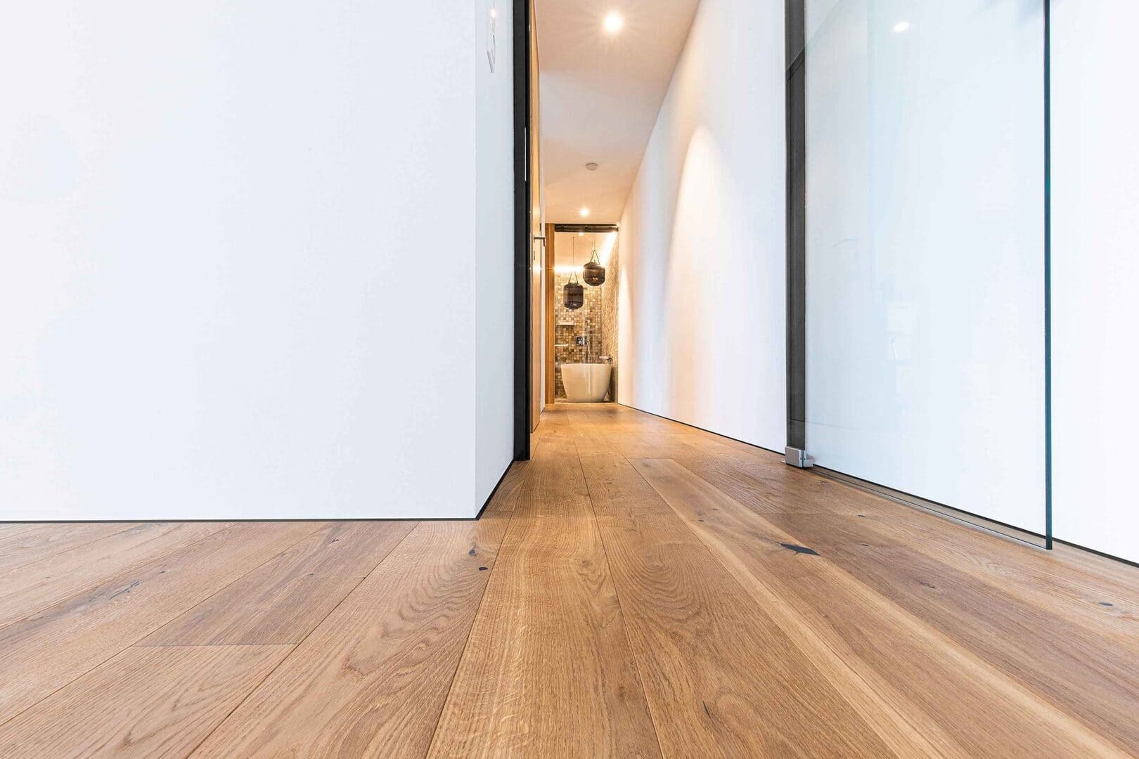 Микроплинтус алюминиевый Decaro M15A Bronze Brush Бронзовый браш 2000×6×15 фото в интерьере